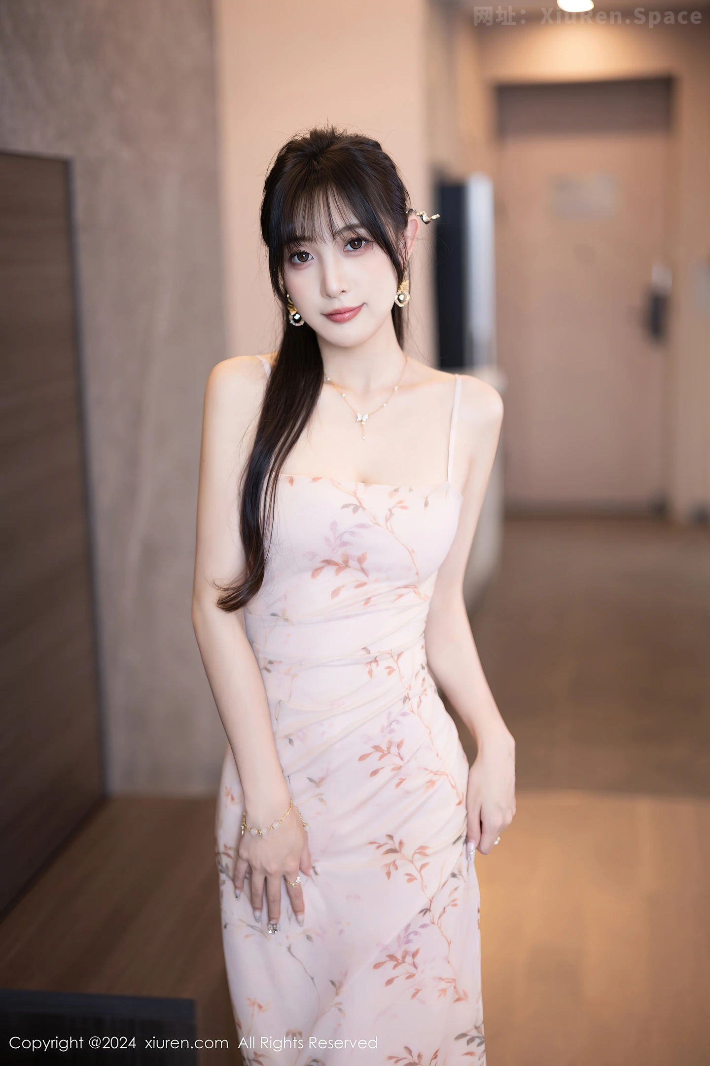 图片[5]-[XiuRen秀人网]VOL.8682 模特林星阑性感浅粉色连衣裙+灰色连体内衣秀曼妙身姿诱惑写真82P-秀人网官方网站